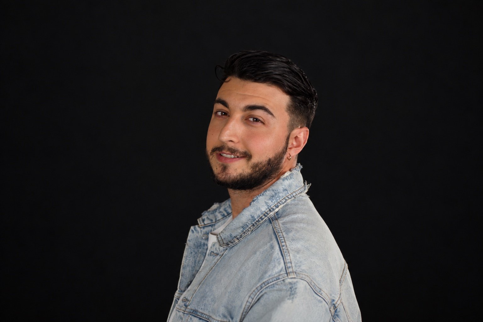 Retrato de Blas Menchén, cantante y guitarrista de Grupo Kalanda