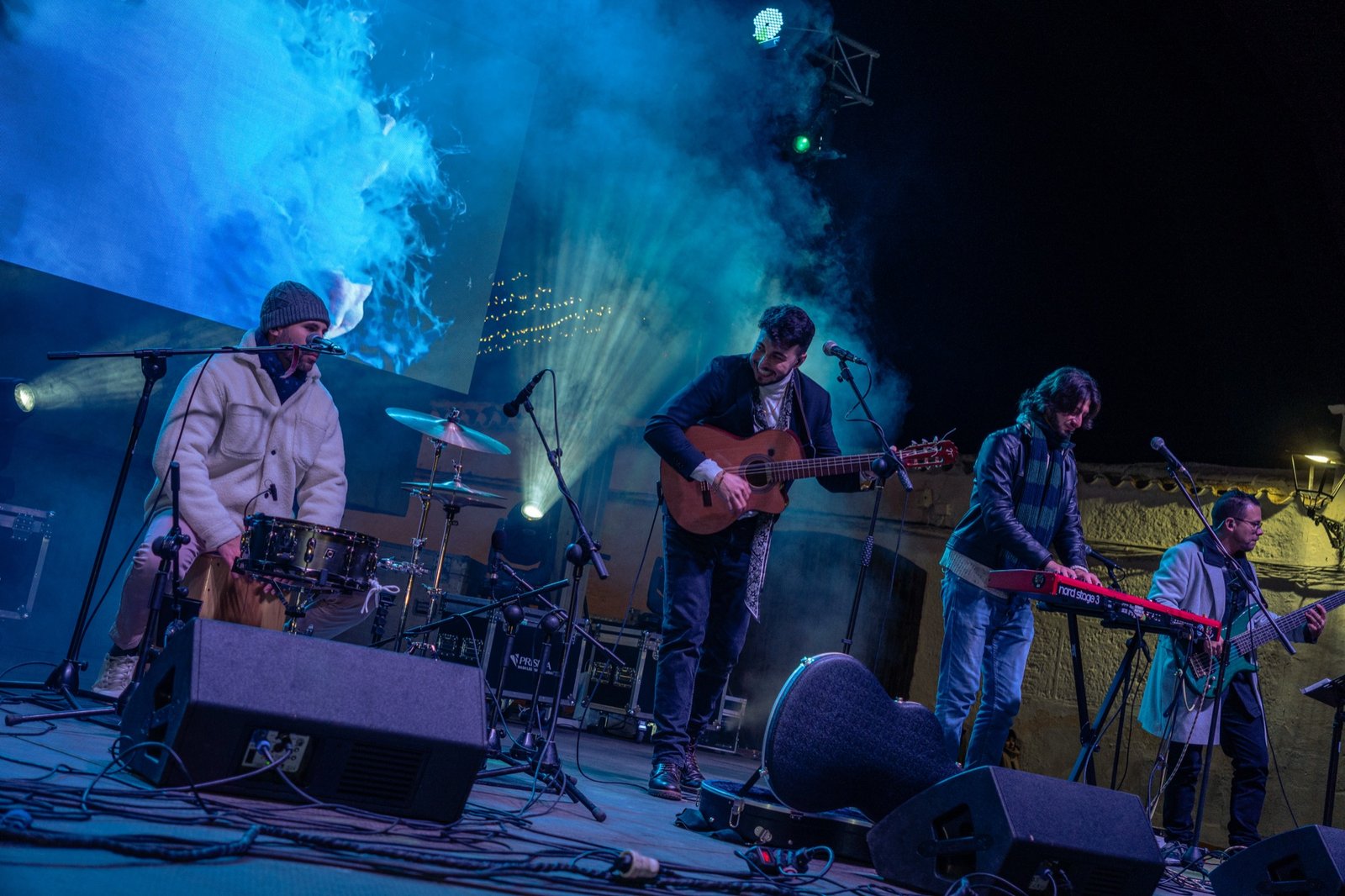 Grupo Kalanda en un concierto de Navidad con humo y luces azules