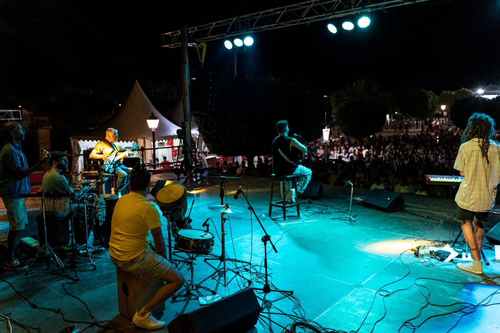 Grupo Kalanda tocando desde el escenario ante el público en una noche de verano