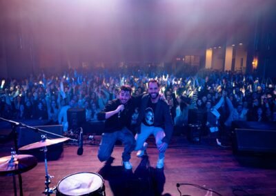 Grupo Kalanda en el escenario delante de una sala llena de público
