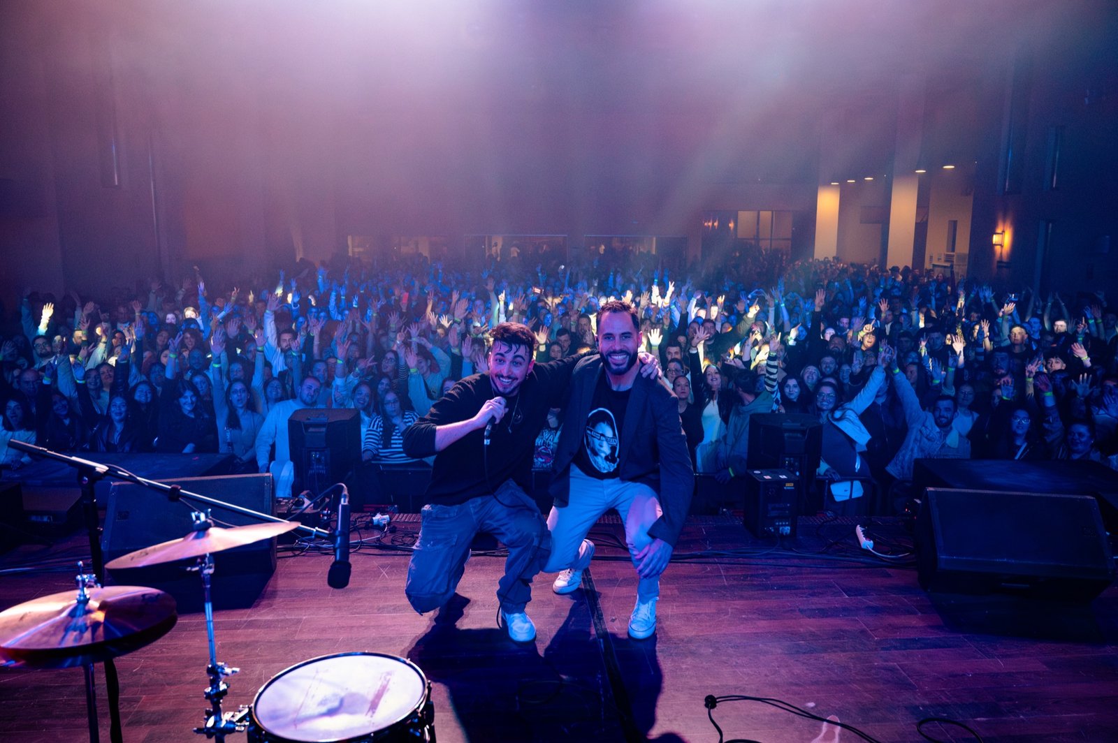 Grupo Kalanda en el escenario delante de una sala llena de público