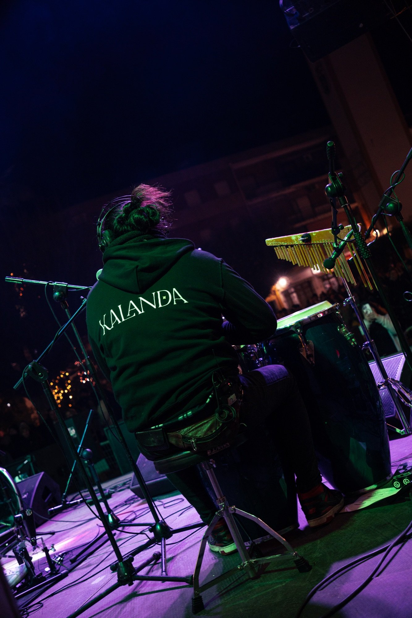 Percusionista de Grupo Kalanda de espaldas con la sudadera de KALANDA