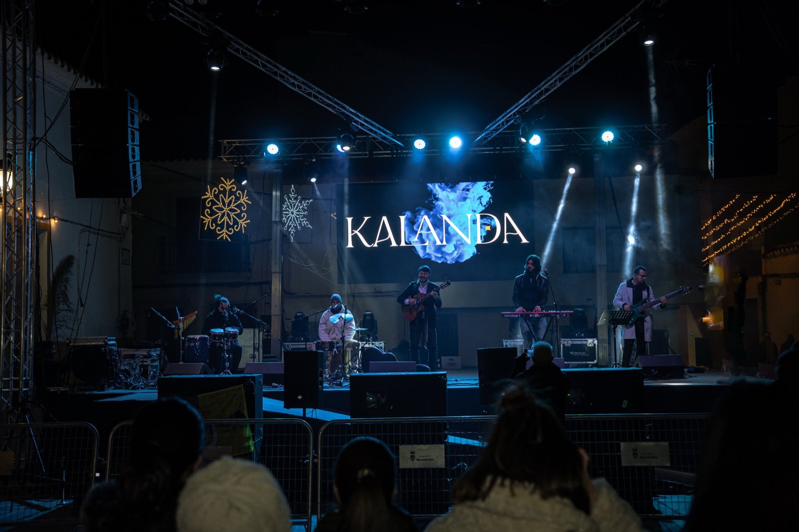 Grupo Kalanda en el escenario de una plaza con el logo KALANDA en la pantalla