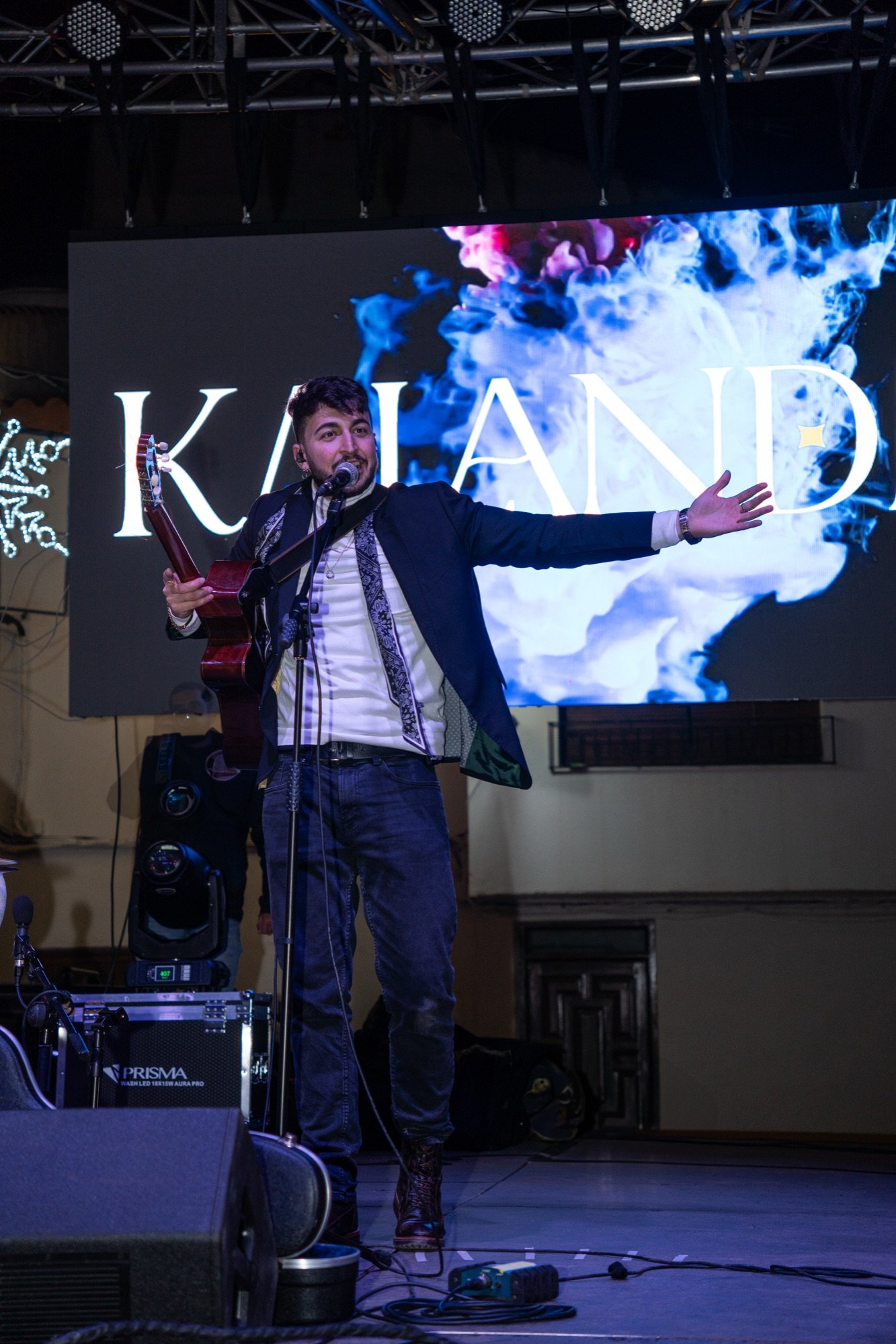 Blas Menchén saludando al público con los brazos abiertos en un concierto