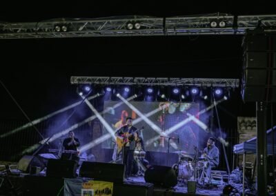 Escenario de Grupo Kalanda con focos cruzados durante un concierto