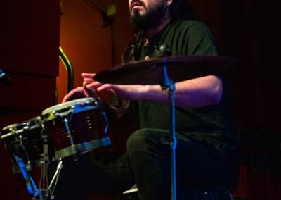 Percusionista de Grupo Kalanda tocando en directo