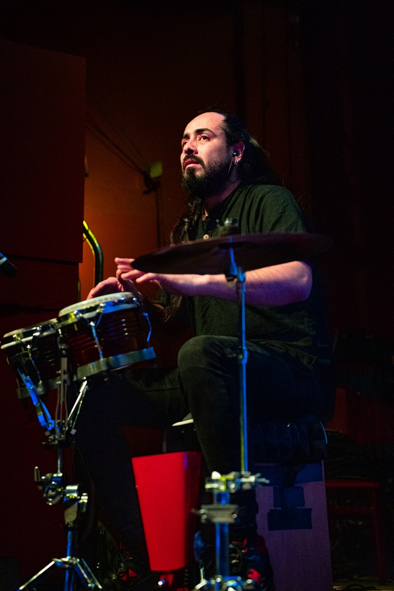 Percusionista de Grupo Kalanda tocando en directo