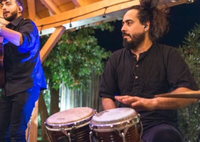 Percusionista de Grupo Kalanda tocando las congas en un evento