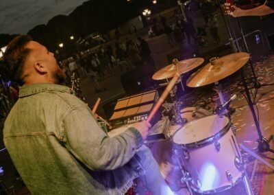 Batería de Grupo Kalanda tocando en directo con luces moradas