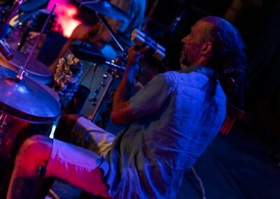 Percusionista de Grupo Kalanda tocando en directo