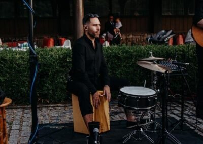 Músico de Grupo Kalanda tocando el cajón flamenco en un evento al aire libre
